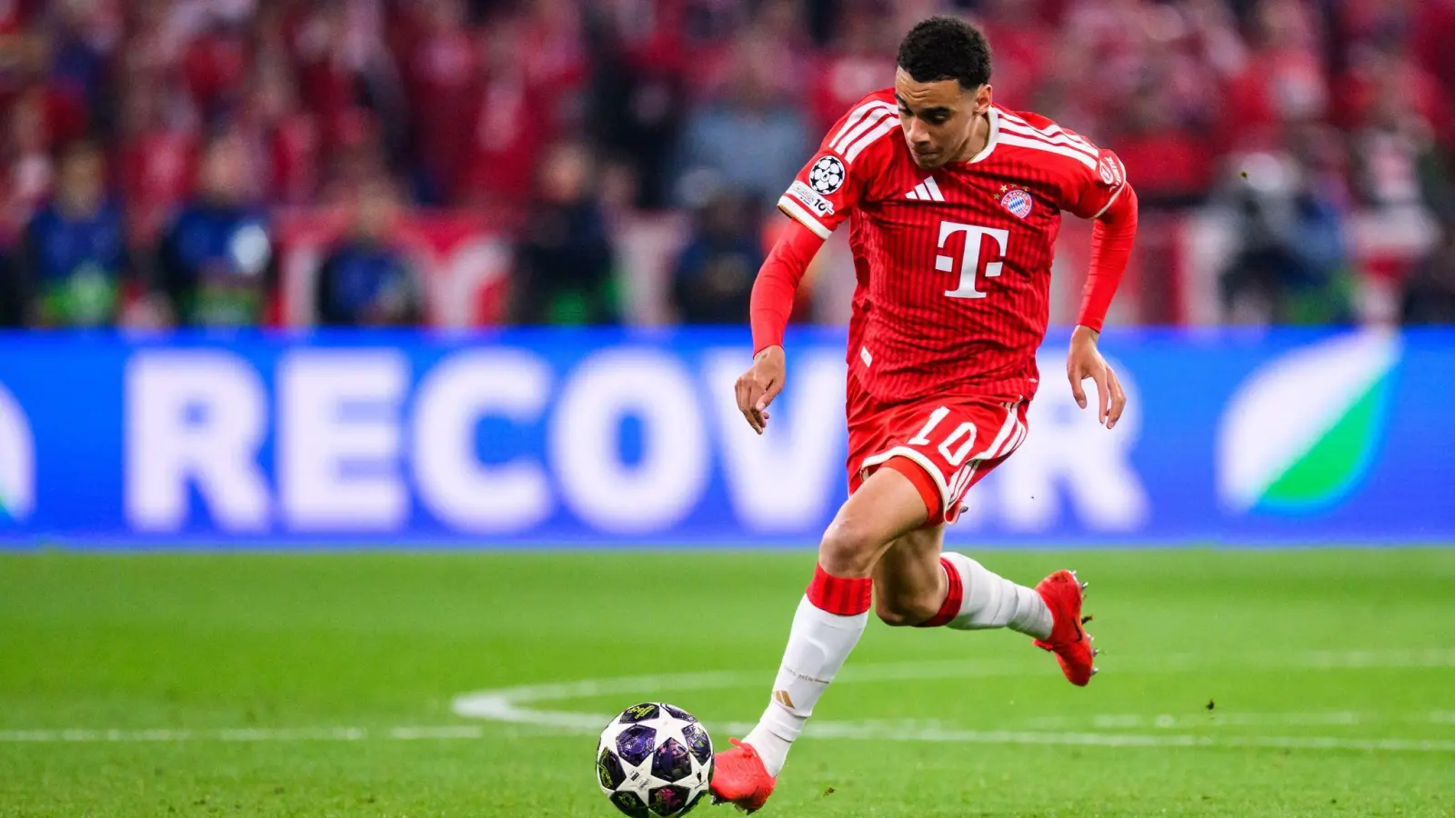 Jamal Musiala im Bayern-Trikot in Aktion - aber wie spielt er bei der WM? (Archivbild) (Foto: Tom Weller/dpa)