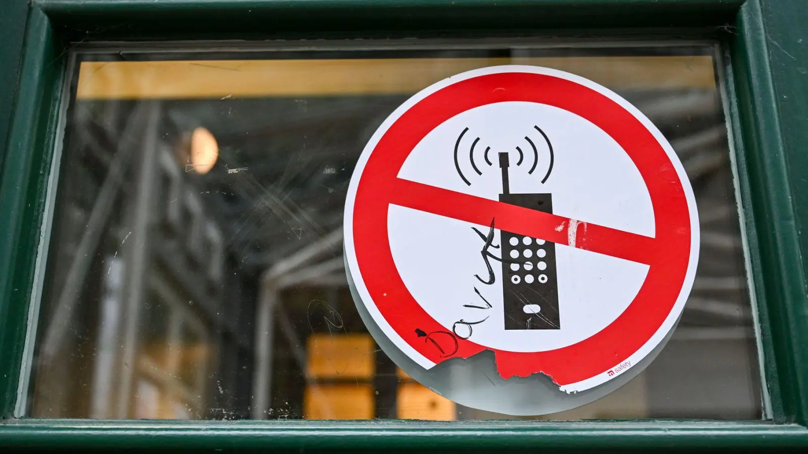 Schulschluss für Smartphones: Schweden plant ein Handyverbot an allen Schulen bis zur neunten Klasse. (Archivbild) (Foto: Jens Kalaene/dpa)