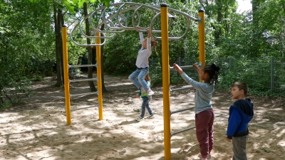 Die Kinder vergnügen sich am neuen Klettergerüst, das am Jubiläums-Sommerfest feierlich eingeweiht wird. (Foto: Alexander Rausch)