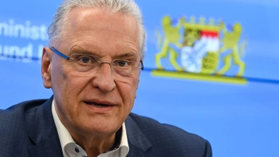 Bayerns Innenminister Joachim Herrmann (CSU) hält in bestimmten Fällen den Einsatz von Elektroschockern durch Polizisten für sinnvoll. (Archivbild) (Foto: Arne Dedert/dpa)