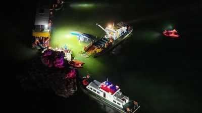 Die Retter waren bis in die Nacht hinein im Einsatz. (Foto: -/XinHua/dpa)