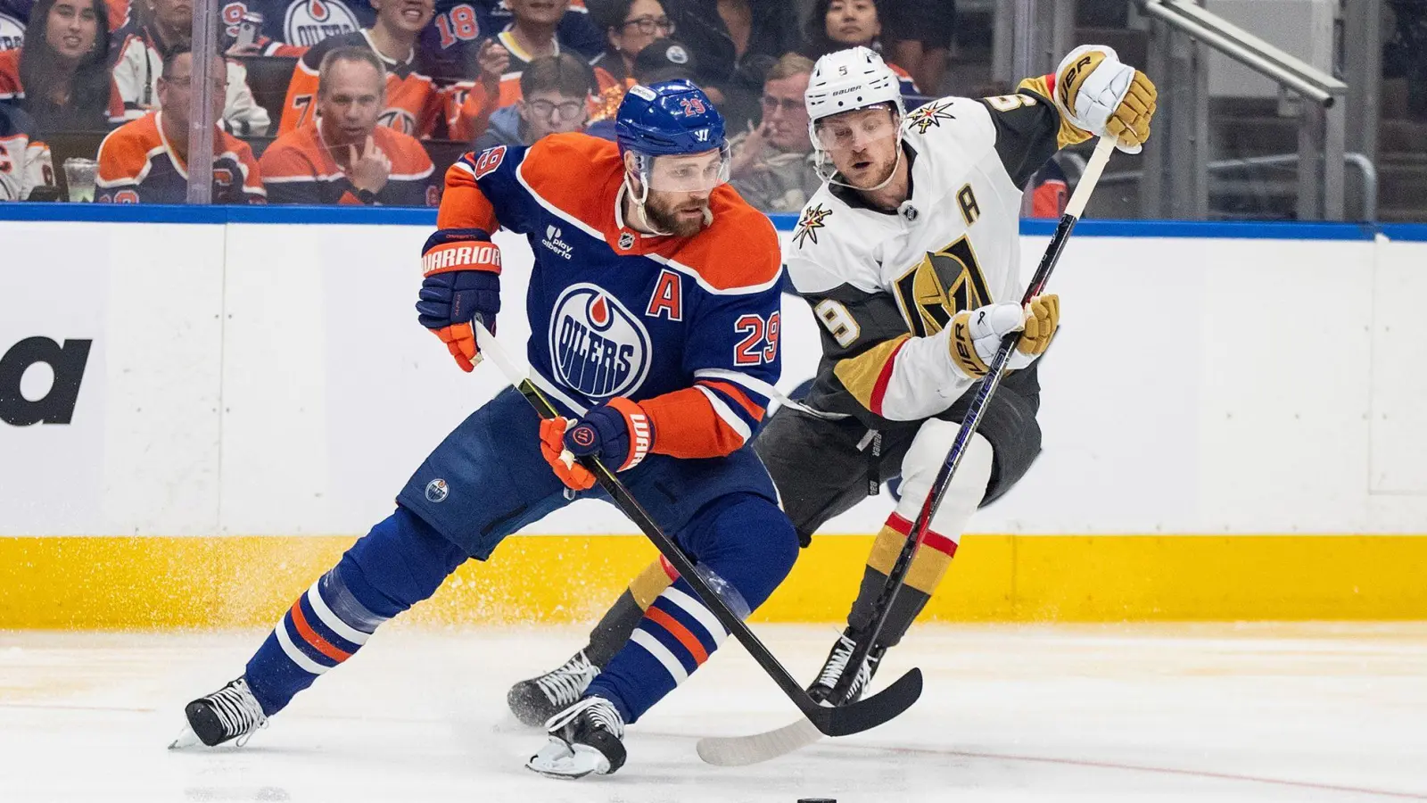 Blieb zum erst zweiten Mal in den Playoffs dieser Saison ohne Torbeteiligung: Leon Draisaitl (l). (Foto: Jason Franson/The Canadian Press via AP/dpa)