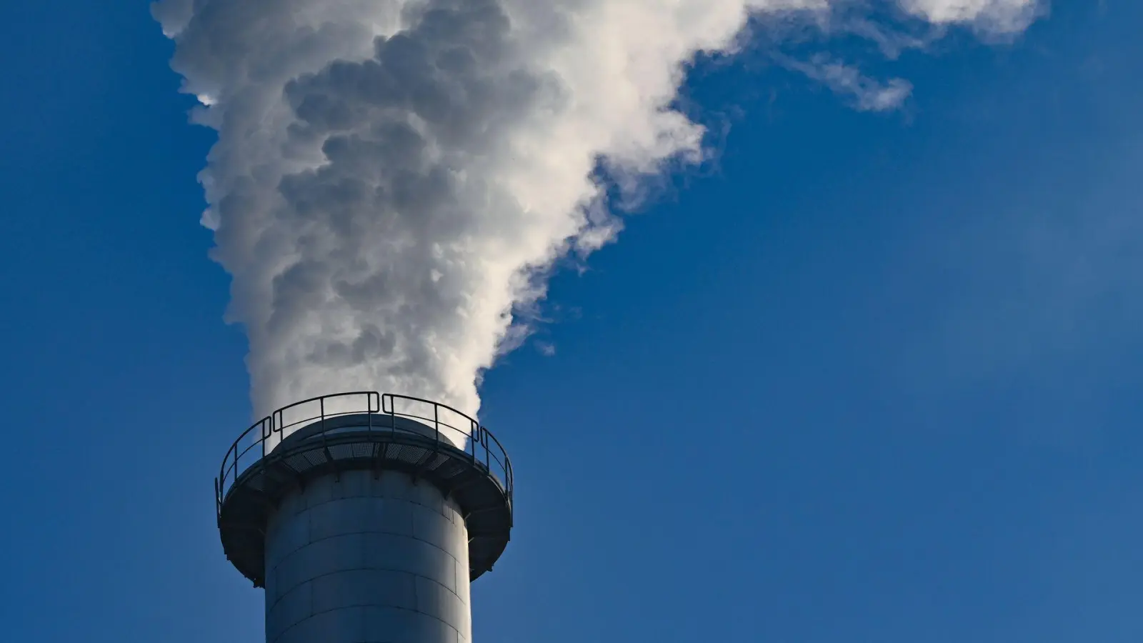 Größter Emittent von Treibhausgasen war 2023 der Baustoffkonzern Heidelberg Materials, gefolgt vom Energieunternehmen RWE und dem Chemiekonzern BASF. (Symbolbild) (Foto: Patrick Pleul/dpa)