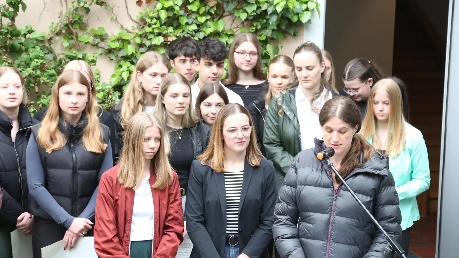 Museumsleiterin Dr. Uta Karrer bei ihrer Eröffnungsansprache zusammen mit den Gymnasiasten, die mitgewirkt hatten. (Foto: Martina Kramer)