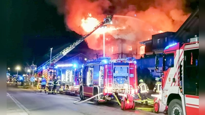 Um das Feuer im Mitarbeiterhaus zu löschen, rücken zahlreiche Einsatzkräfte aus. (Symbolbild) (Foto: Benjamin Liss/EinsatzReport24/dpa)