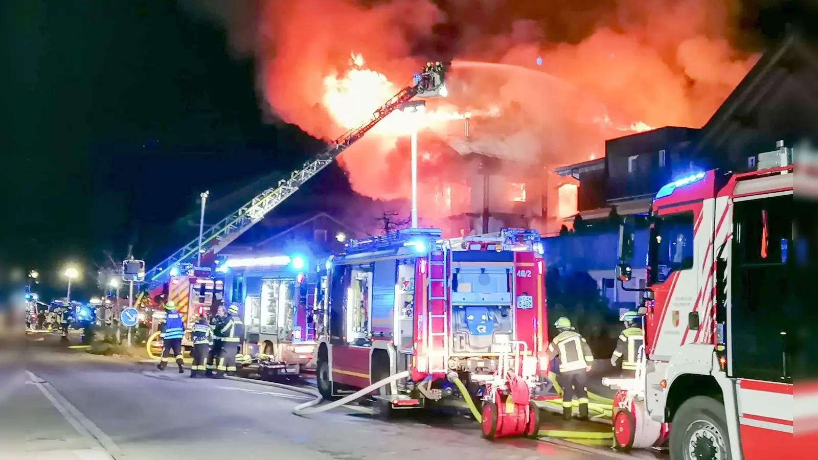 Um das Feuer im Mitarbeiterhaus zu löschen, rücken zahlreiche Einsatzkräfte aus. (Symbolbild) (Foto: Benjamin Liss/EinsatzReport24/dpa)