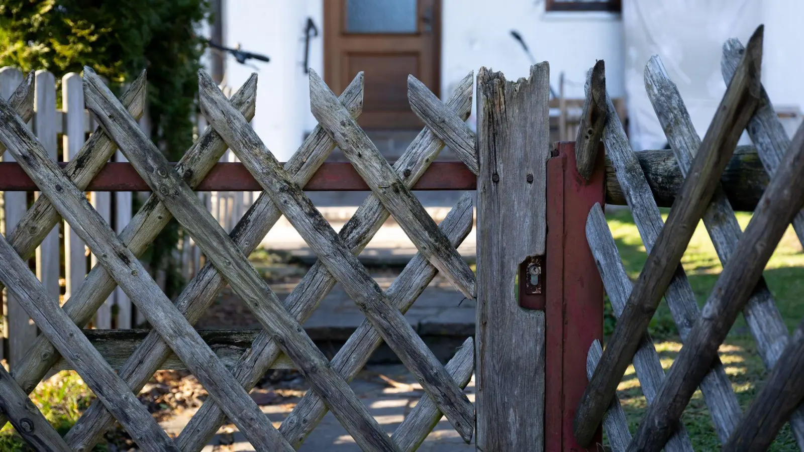 Zwei kleine Kinder wurden tot gefunden, die Mutter ist verletzt und steht unter Verdacht. (Foto: Sven Hoppe/dpa)