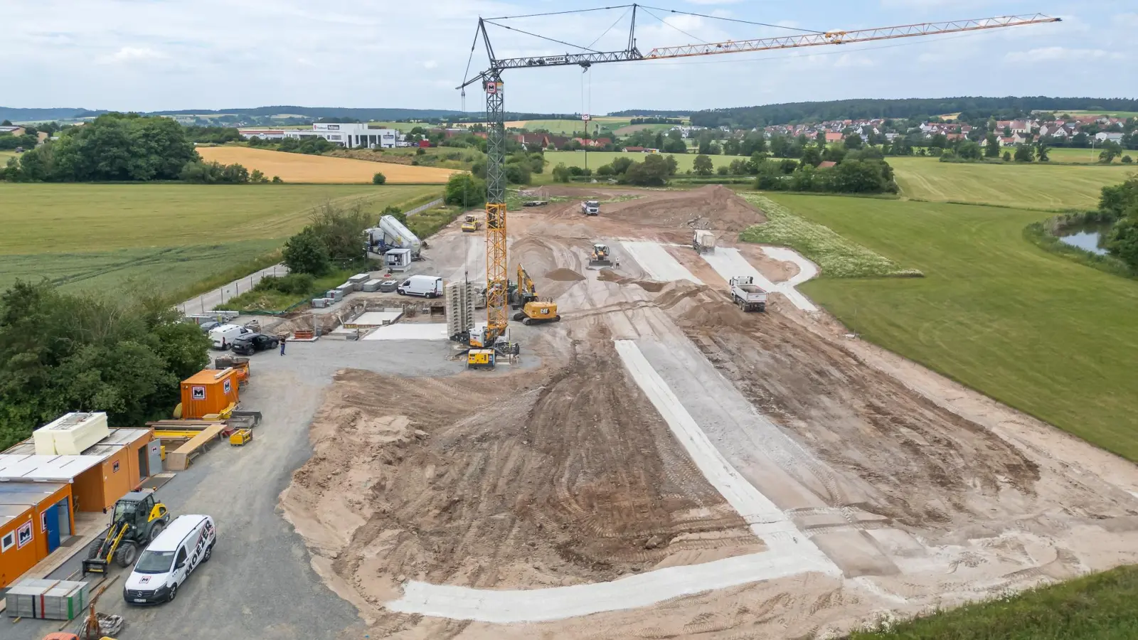 Ein Kran steht und Bagger tänzeln auf der Fläche: Der Bau der Aischgrundkläranlage bei Pahres hat nun so richtig begonnen. (Foto: Johannes Zimmermann)