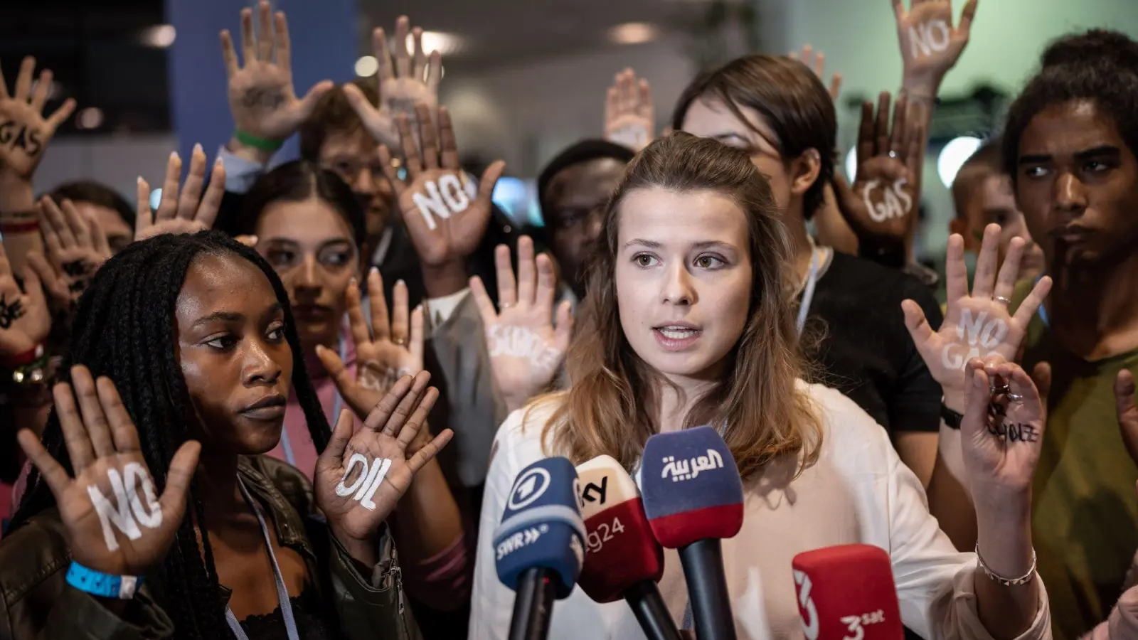 Luisa Neubauer (M), Klimaaktivistin der Fridays for Future-Bewegung, gibt bei der UN-Weltklimakonferenz an der Seite von Aktivistinnen und Aktivisten ein Statement ab. (Foto: Michael Kappeler/dpa)