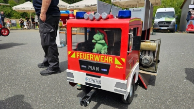Das Kinderfeuerwehrauto der Feuerwehr Waischenfeld begeistert den Nachwuchs. (Foto: Mike Müller/dpa)