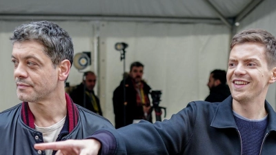 Carlo Ljubek (l) und Ferdinand Hofer (r) haben auf der Münchner Sicherheitskonferenz eine neue „Tatort“-Folge gedreht. (Foto: Kay Nietfeld/dpa)