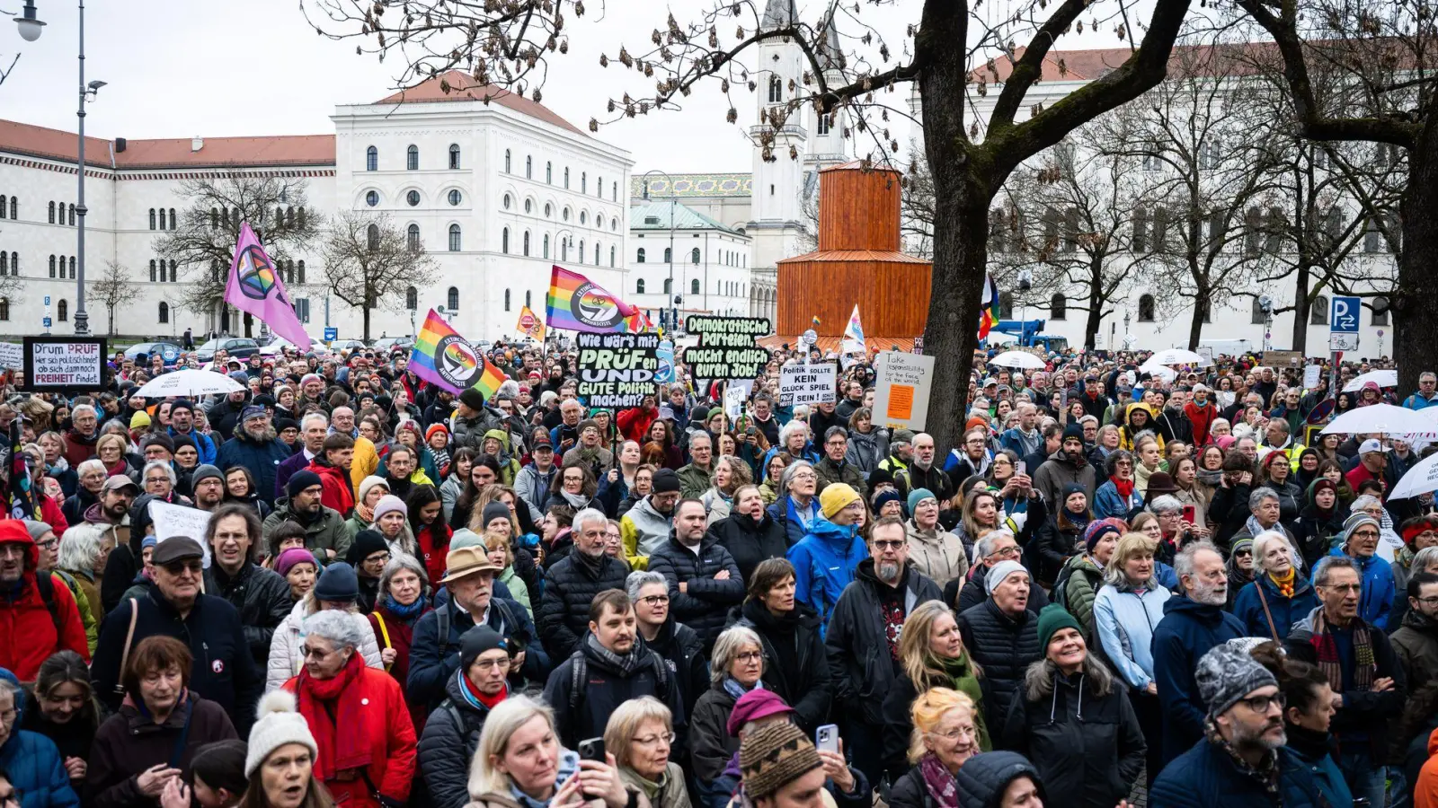 Laut Polizei verlief die Versammlung störungsfrei.  (Foto: Lukas Barth-Tuttas/dpa)