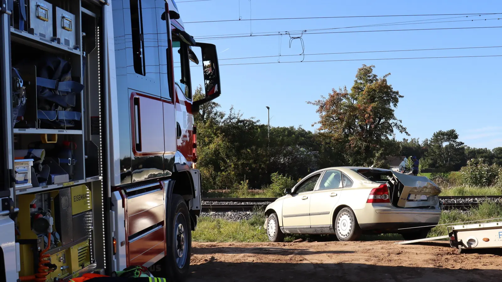 Mit Hilfe der Feuerwehr wurde das Auto von den Bahngleisen geborgen und anschließend abtransportiert.  (Foto: Antonia Müller)