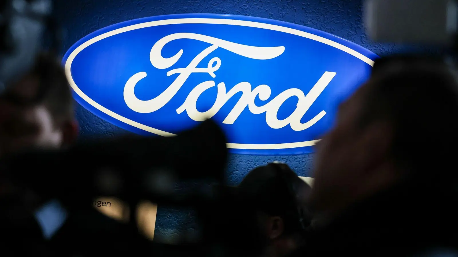 Das Ford-Logo im strahlenden Blau. Die Gegenwart sieht düster aus bei Ford Deutschland. (Foto: Christoph Reichwein/dpa)