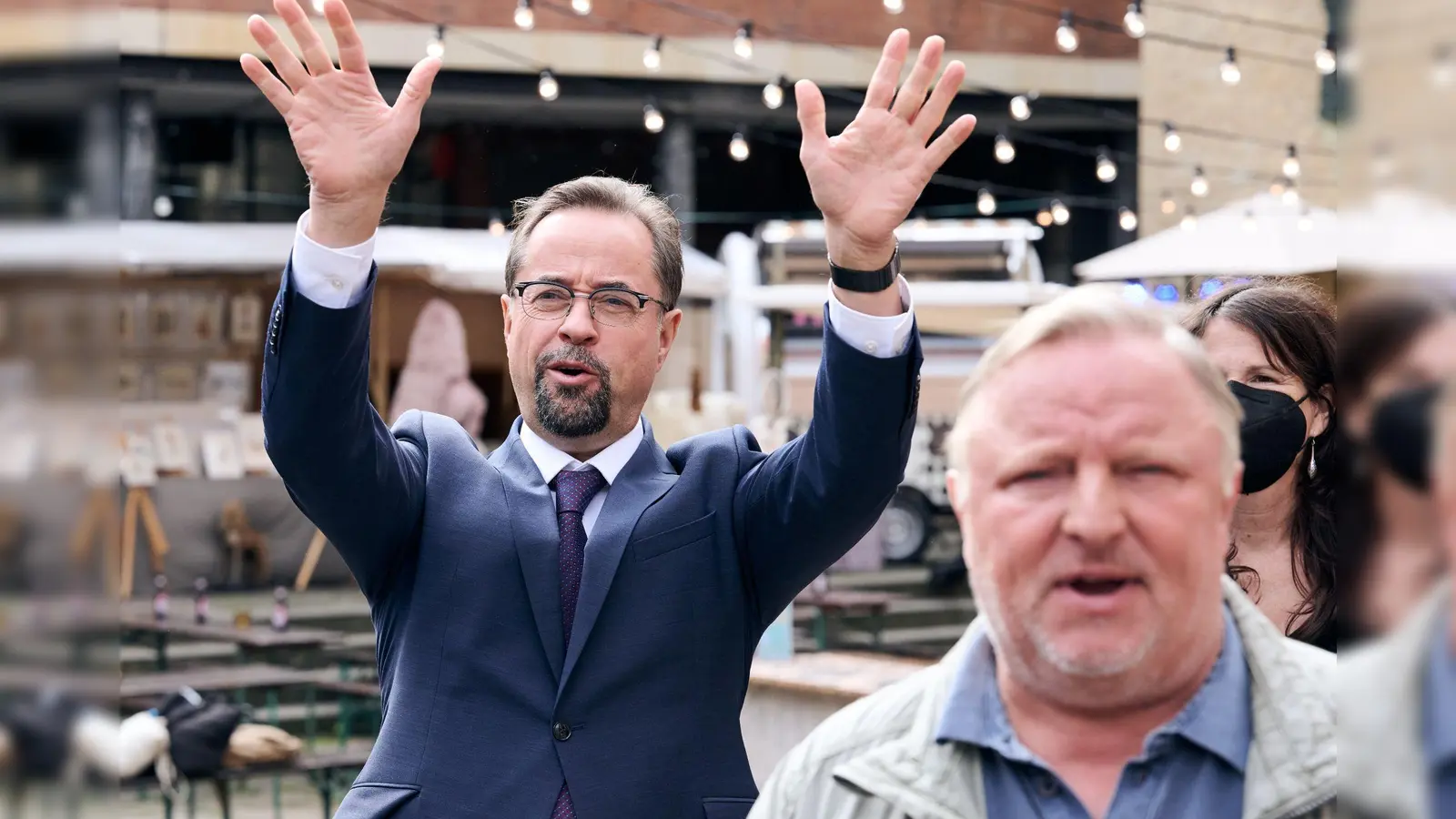 Jan Josef Liefers (l) als Rechtsmediziner Karl-Friedrich Boerne und Axel Prahl als  Frank Thiel am Set vom „Tatort Münster - MagicMom“. (Foto: Bernd Thissen/dpa)