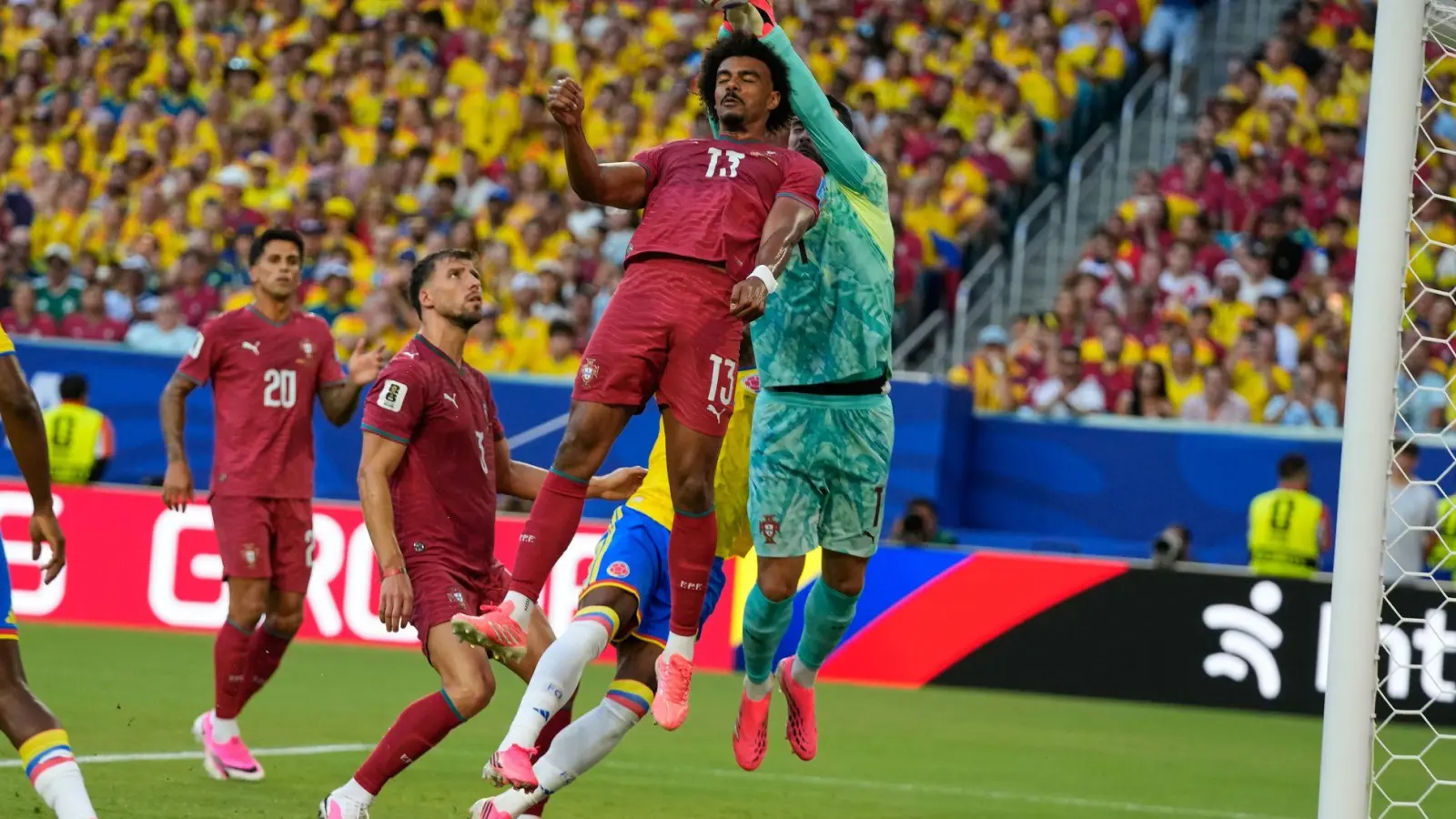 Portgals Verteidiger Renato Veiga und sein Torwart Diogo Costa behindern sich gegenseitig. (Foto: Lynne Sladky/AP/dpa)