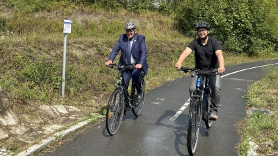 Landrat Helmut Weiß neben dem Radverkehrsbeauftragtem des Landratsamts, Sebastian Haser (von links), bei der Einweihung der Fahrradzählstation.  (Foto: Elena Schuster)