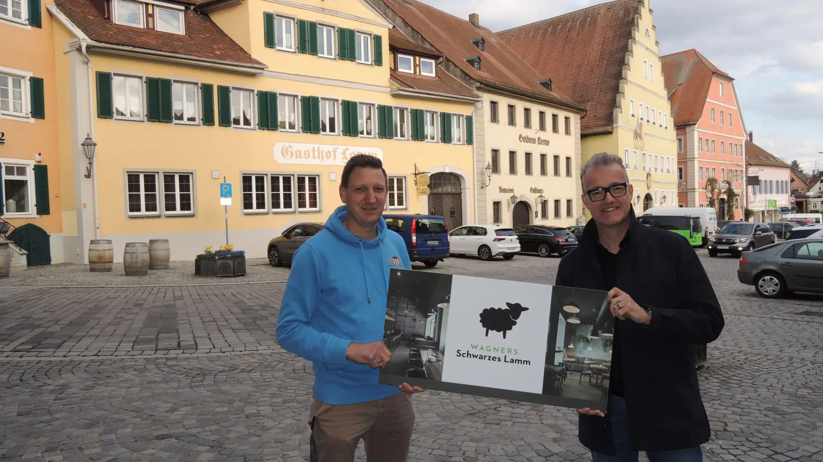 Will sein Hotel „Greifen-Post“ mit der „Goldenen Krone“ sowie dem derzeit ruhenden Gaststättenbetrieb „Lamm“ zusammenführen: Hotelier Christoph Wagner (links), auf dem Bild zusammen mit Bürgermeister Patrick Ruh (Foto: Peter Zumach)