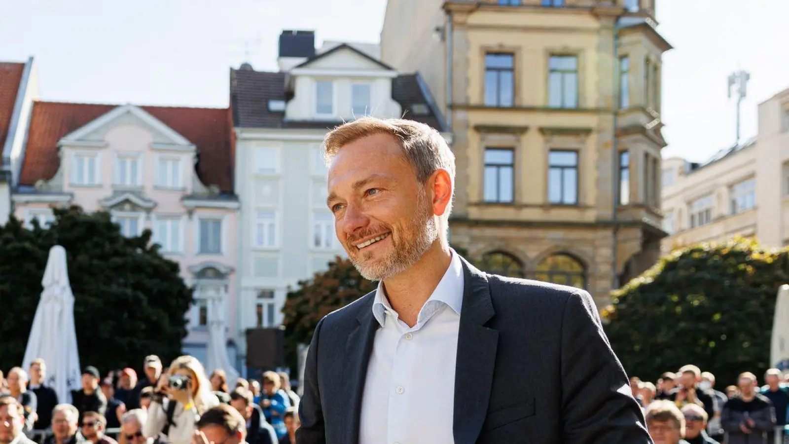 Christian Lindner bei einem Termin in Braunschweig während des Wahlkampfes im Jahr 2022. Sein eigenes Verhalten will er angesichts der jüngsten Angriffe auf Politiker nicht ändern (Archivbild). (Foto: Michael Matthey/dpa)