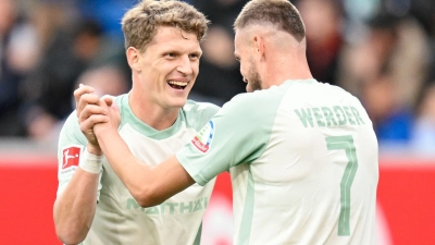 Jens Stage (l) und Marvin Ducksch jubeln über ein Tore von Werder Bremen bei der TSG Hoffenheim. (Foto: Uwe Anspach/dpa)