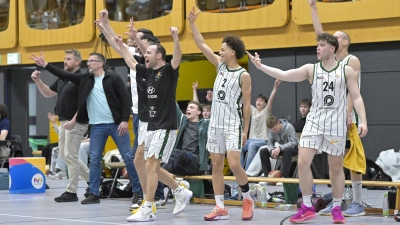 Jubel auf der Bank des TTV Neustadt bei Spiel 2 gegen Haching: (vorne, von rechts) Benedikt Lediger, Nino Fernandez und Stefan Herrmann. (Foto: Martin Rügner)
