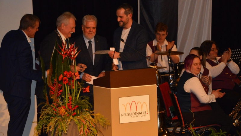 Mit Geschenkgutscheinen wurde Bürgermeister Klaus Meier (Zweiter von links), von seinen drei Co-Gastgebern bei seinem letzten städtischen Neujahrsempfang auf der Bühne verabschiedet.  (Foto: Patrick Lauer)
