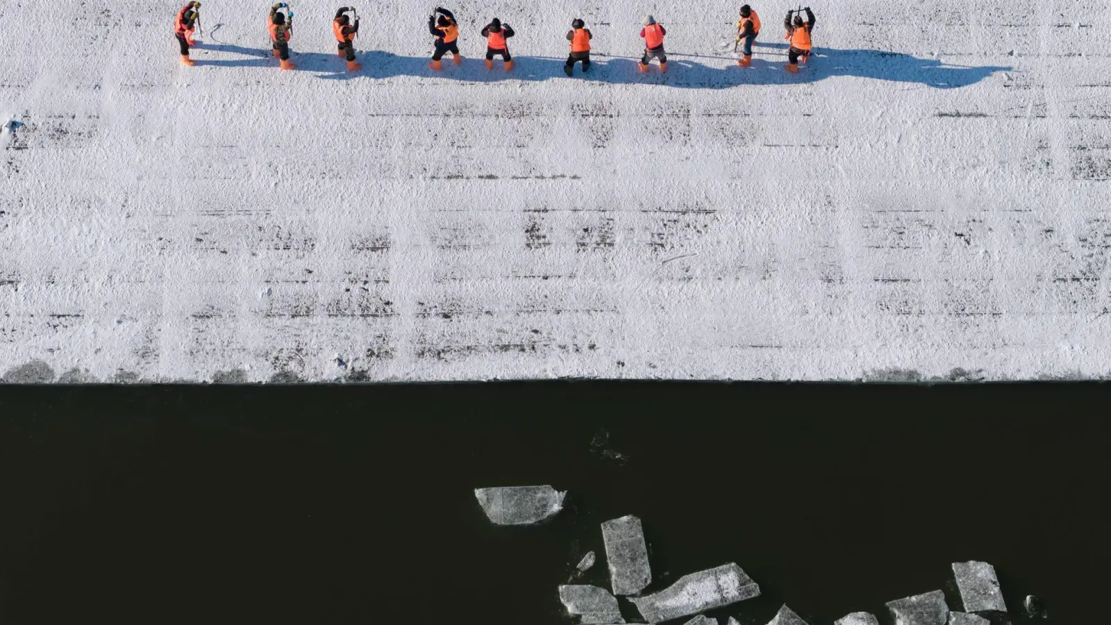 Songhua-Fluss in Harbin: Eissammlung für den Bau von Winterattraktionen. (Foto: Zhang Tao/XinHua/dpa)