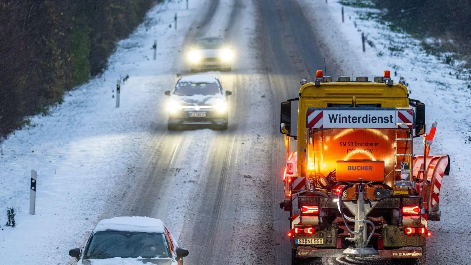 Leichter Schneefall und glatte Straßen prägen das Winterwetter in Bayern. (Symbolbild) (Foto: Armin Weigel/dpa)