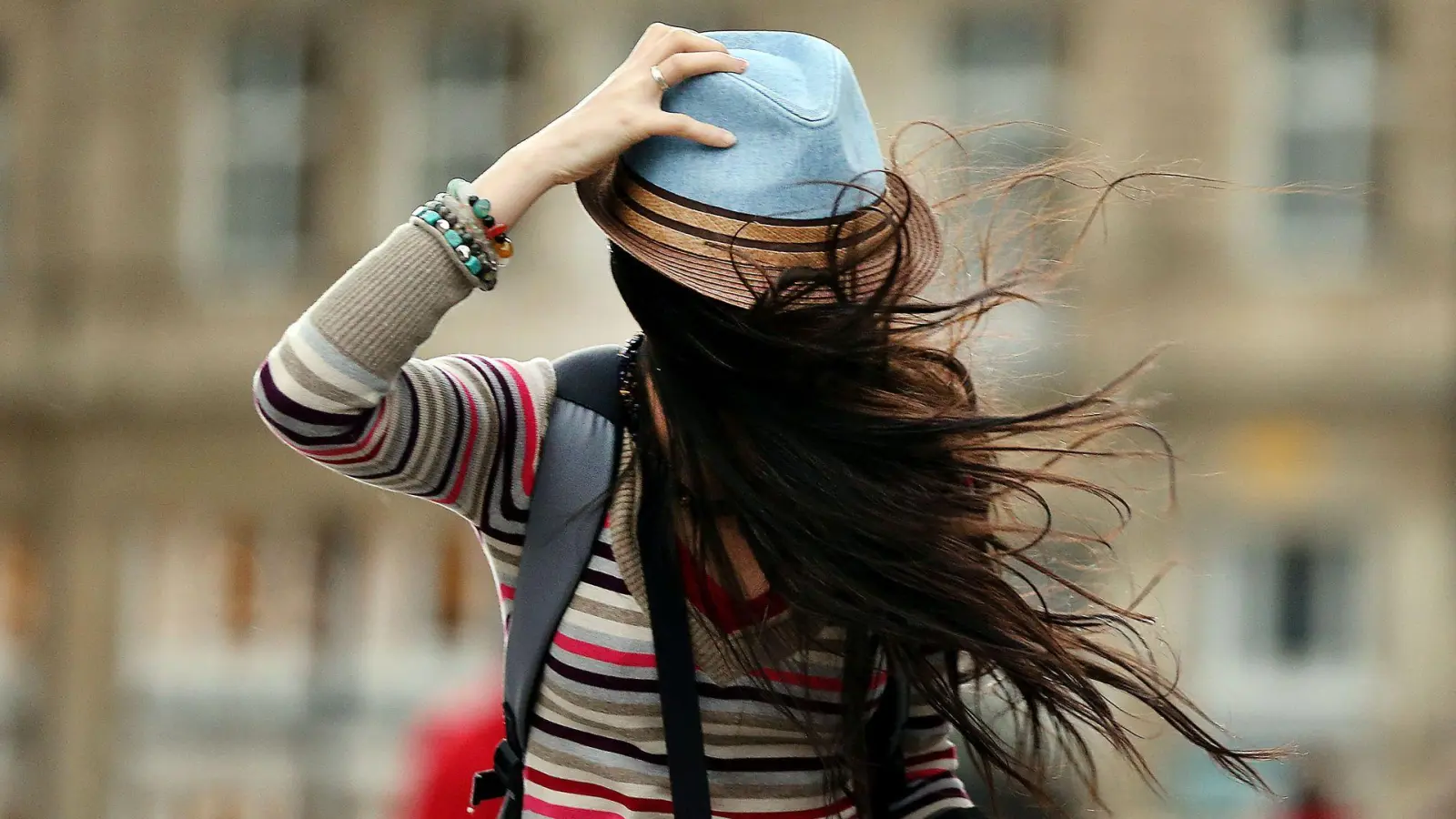 Mit zerzausten Haaren in die Herbstsaison: Der Trend der „Frazzled English Woman“ erlebt in den sozialen Medien wie TikTok immer wieder ein Comeback. (Foto: Oliver Berg/dpa/dpa-tmn)