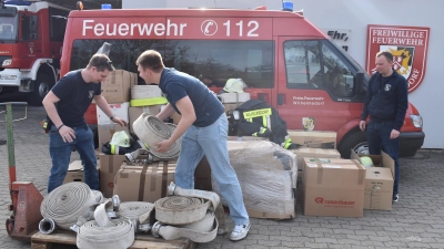In insgesamt 29 Kartons wurden die gespendeten Sachen verpackt, die für die Feuerwehr in Caacupé (Paraguay) bestimmt sind. Mitte Juli wird die Lieferung vermutlich ihren Bestimmungsort erreichen. (Foto: Ute Niephaus)