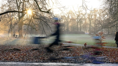 Sonniger Morgen in Leipzig: Radfahrer und Fußgänger sind am Morgen im Clara-Zetkin-Park unterwegs (Foto: Jennifer Brückner/dpa)
