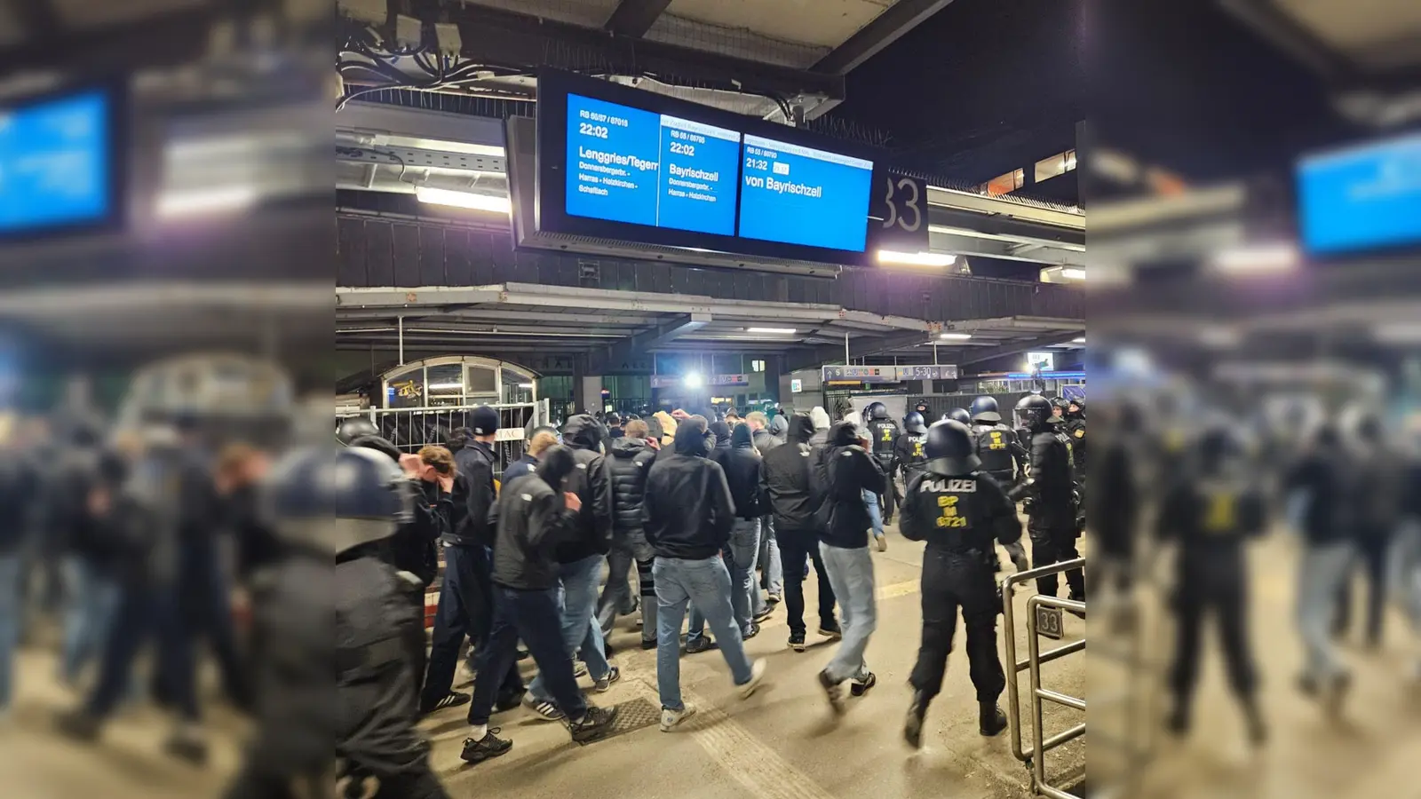 Polizisten nahmen die Fans am Bahnhof in Empfang. (Foto: -/Bundespolizeiinspektion /dpa)