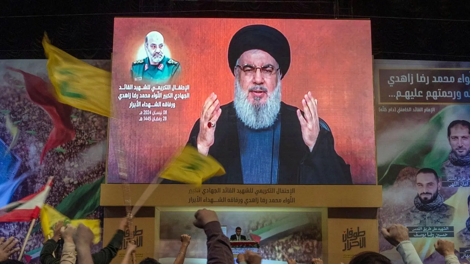 Anhänger jubeln Hisbollah-Generalsekretär Hassan Nasrallah in Beirut bei einer per Videolink übertragenen Fernsehansprache zu. Nasrallah wird nicht müde, den Erfolg der Hisbollah und die „Erschöpfung des Feindes“ Israel zu betonen. (Foto: Hassan Ammar/AP/dpa)