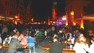 Bei „Dinkelsbühl leuchtet” präsentierte sich die Altstadt im vergangenen Jahr wie ein überdimensionaler, in warmes Licht getauchter Biergarten.<br><br> (Archivbild: Peter Tippl)