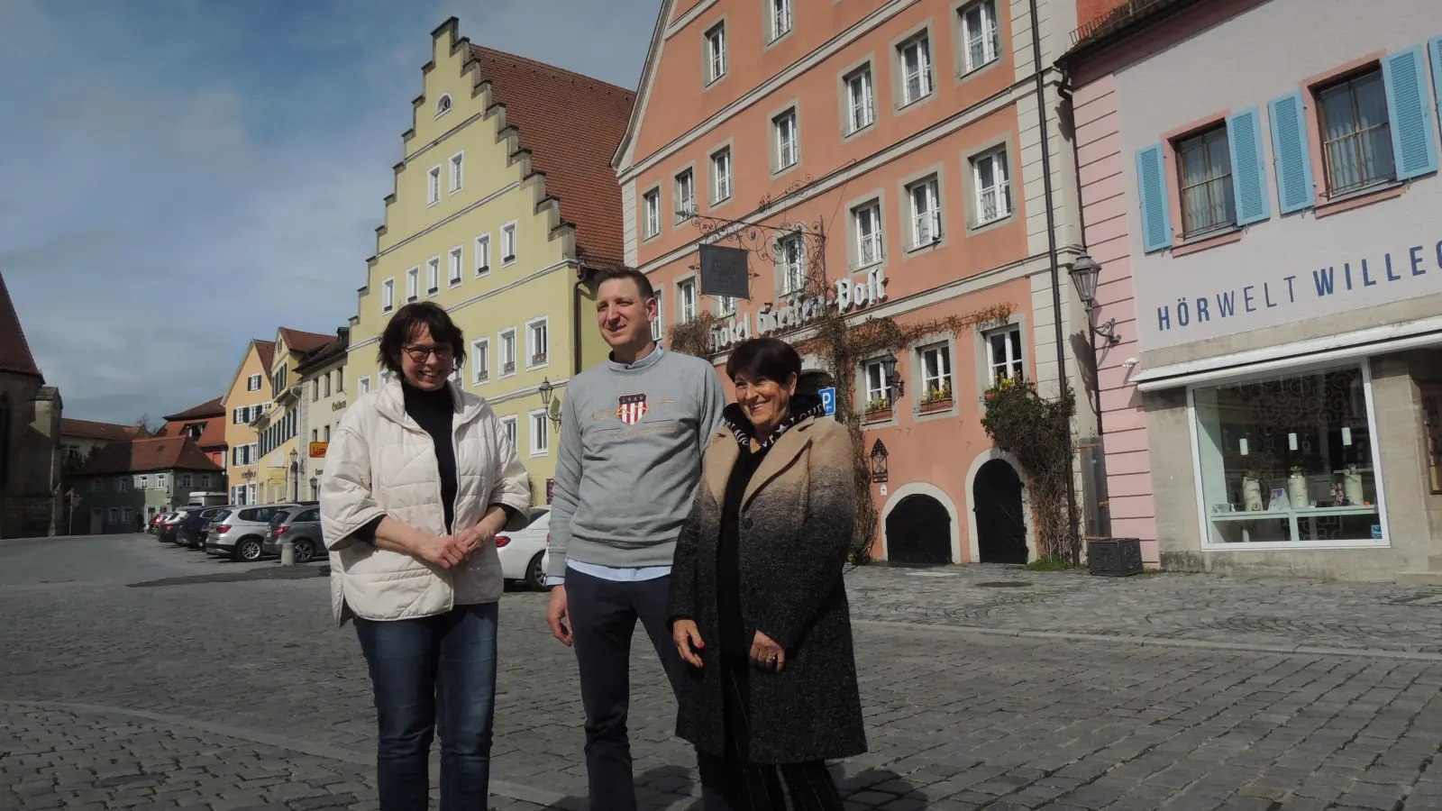 Ab Samstag betreibt Christoph Wagner das Romantik-Hotel Greifen-Post in Feuchtwangen. Seine Mutter Eva-Maria Wagner (rechts) wird repräsentative Aufgaben vor Ort wahrnehmen. Birgit Becker-Plaha (links) und ihr Mann Dirk arbeiten weiterhin in dem Traditionshaus mit. (Foto: Peter Zumach)