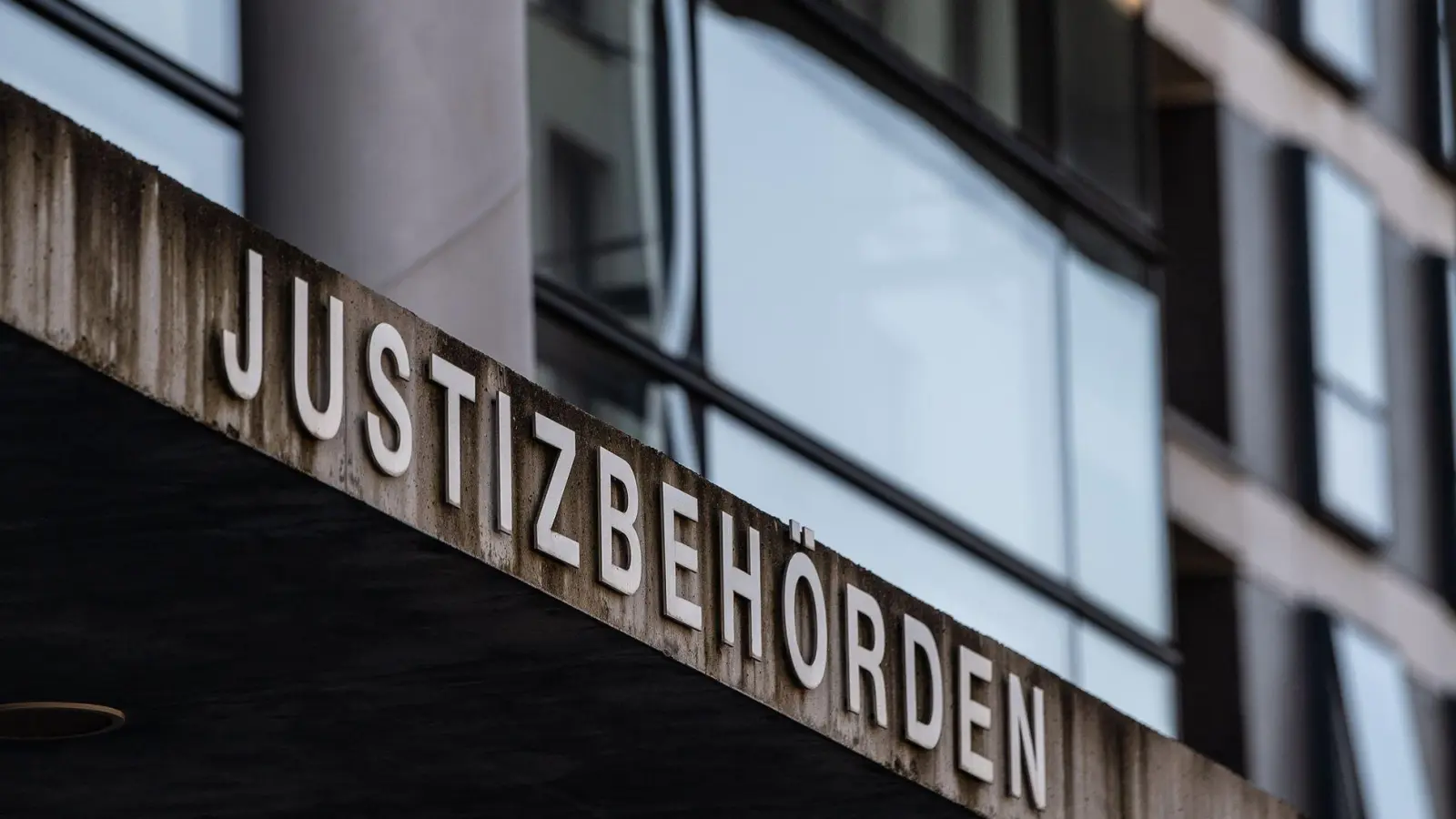 Nach einem tödlichen Angriff mit einer Armbrust in einer Klinik hat in Kassel der Mordprozess gegen einen 59-Jährigen begonnen. (Archivbild) (Foto: Swen Pförtner/dpa)