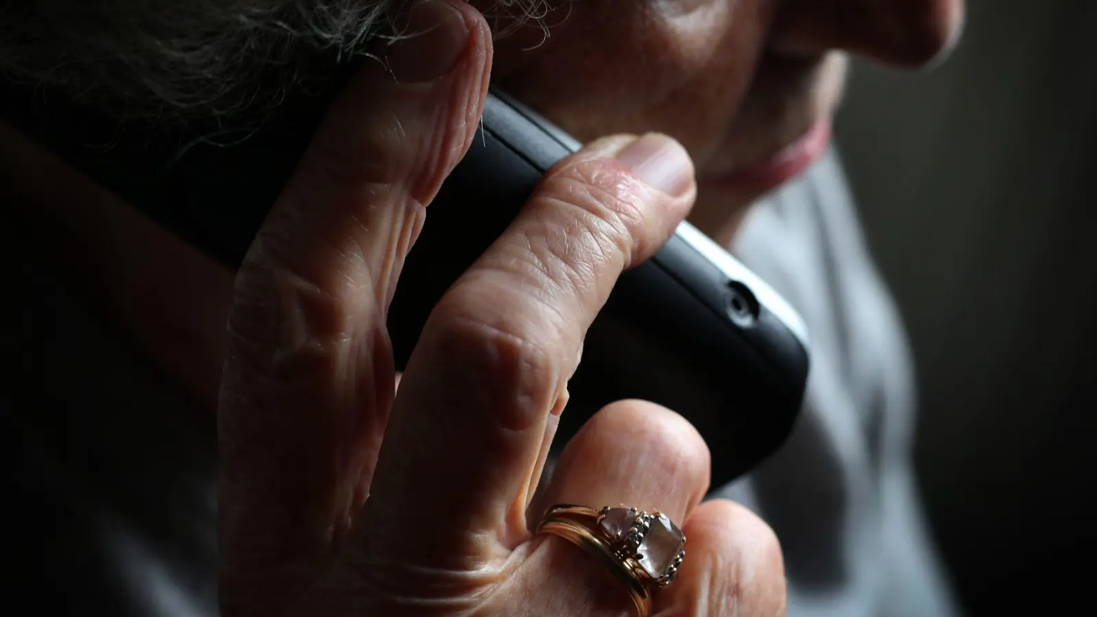 Die Betrüger erbeuteten bei dem Ehepaar einen mittleren fünfstelligen Betrag. (Symbolbild) (Foto: Karl-Josef Hildenbrand/dpa)