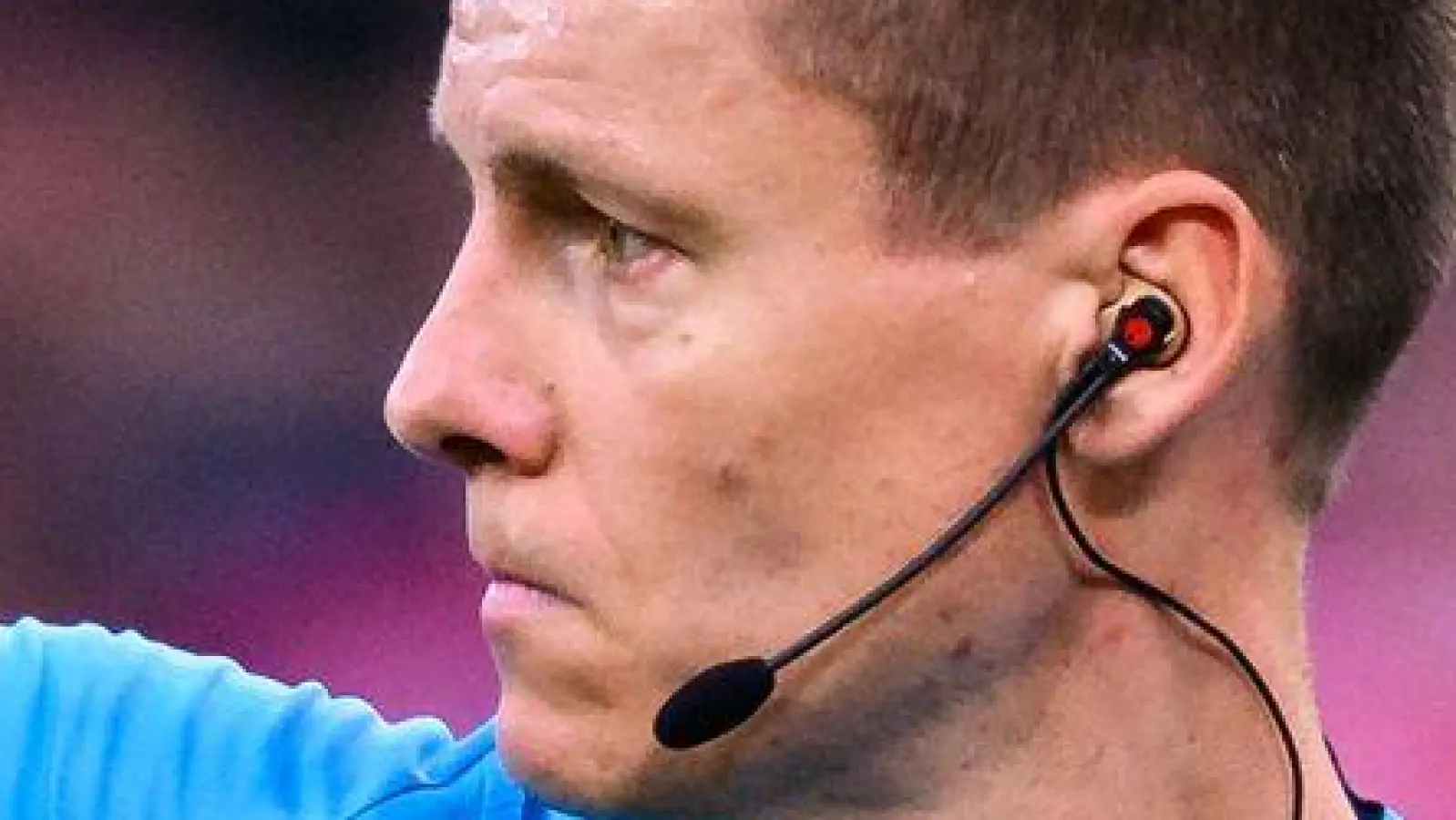 Gibt die Linie für die neue Saison vor: Spitzenreferee Daniel Siebert. (Archivbild)   (Foto: Tom Weller/dpa)