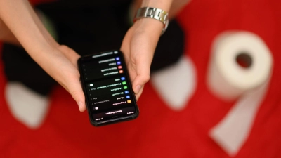 Nicht nur Lavendelduft: Gerade in neuen Beziehungen schämt man sich vielleicht, wenn der andere plötzlich Dinge mitbekommt, die vorher privat waren. (Foto: Robert Michael/dpa/dpa-tmn)