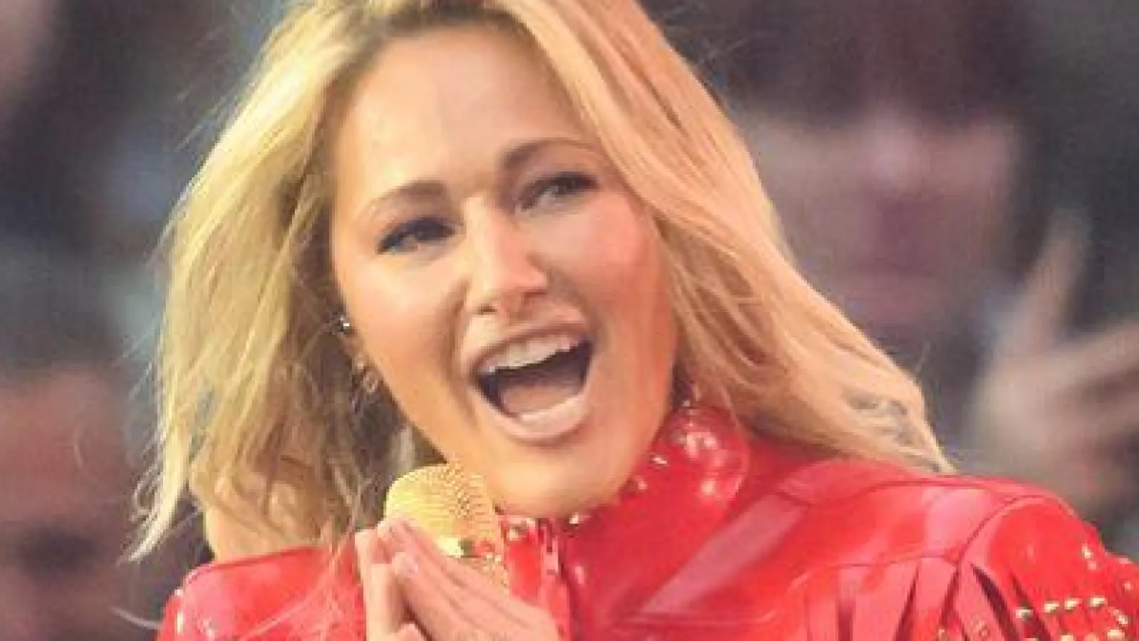 Helene Fischer performte beim Tourauftakt in Dresden ihre größten Hits aus knapp 20 Jahren Bühnenkarriere, darunter „Atemlos durch die Nacht“, „Herzbeben“ und „Null auf 100“. (Foto: Robert Michael/dpa)