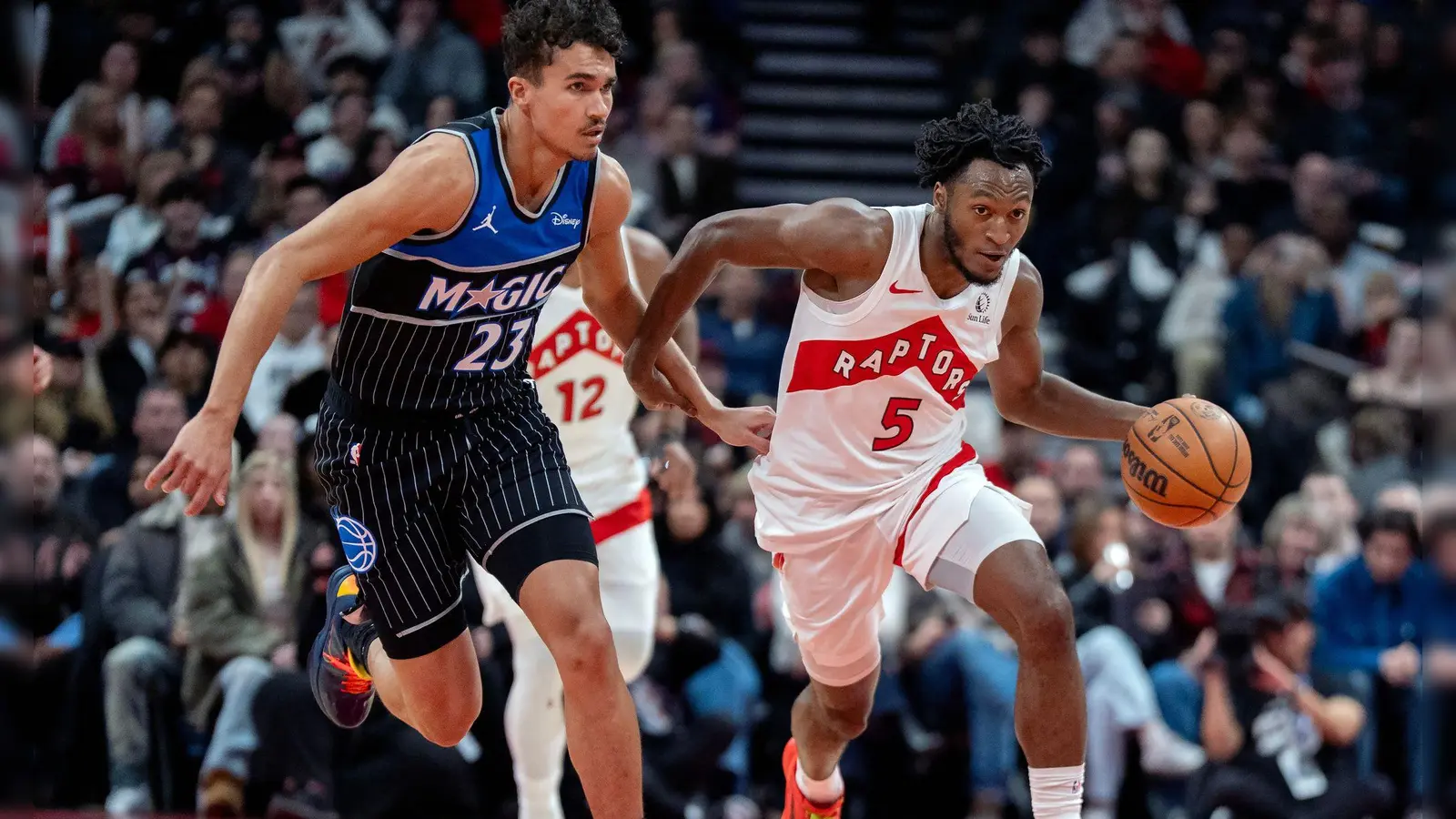 Tristan da Silva (links) verlor mit Orlando gegen Toronto trotz 21-Punkte-Führung. (Foto: Frank Gunn/The Canadian Press/AP/dpa)