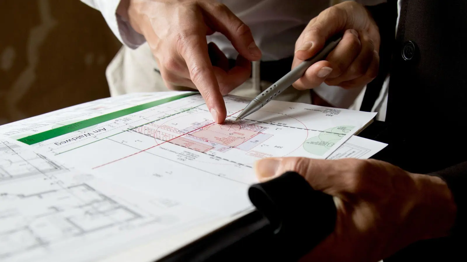 Sich gemeinsam auf Grundrisse und Co. einigen: Das müssen Baugemeinschaften, auch wenn die Meinungen mal auseinandergehen. (Foto: Christin Klose/dpa-tmn)