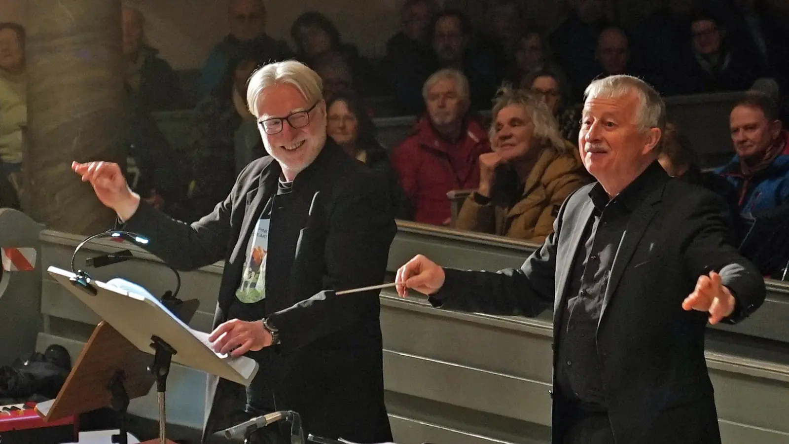 Teilen sich die Aufgaben, um Chor und Blechbläser durchs Stück zu führen: Carl Friedrich Meyer (links) und Ernst Berendes. (Foto: Elke Walter)