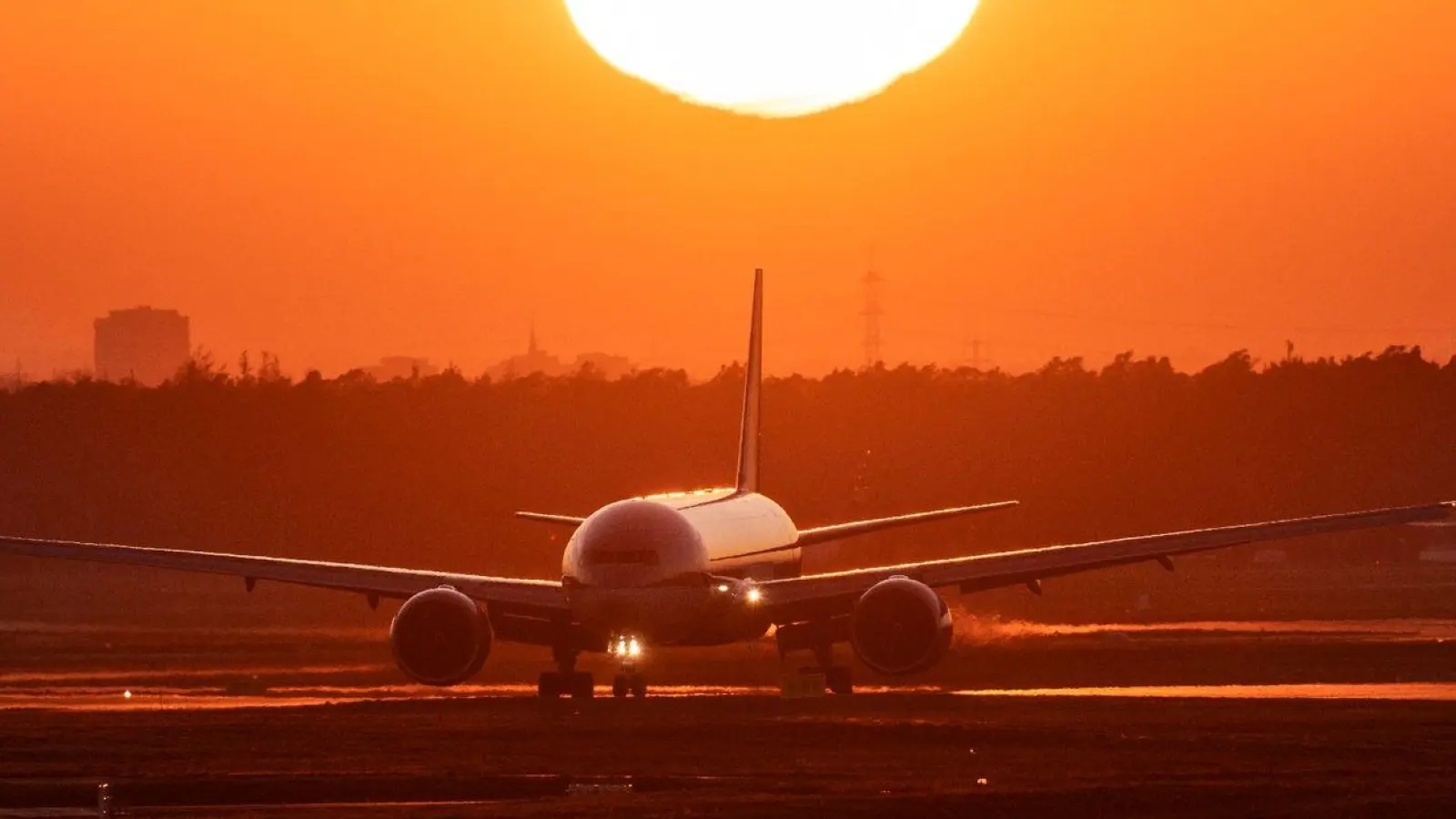 An Bord von Fliegern kann Hitze schnell unangenehm werden - dazu kommt die Enge und die Tatsache, dass Passagiere nicht einfach hinauskönnen. (Foto: Boris Roessler/dpa/dpa-tmn)