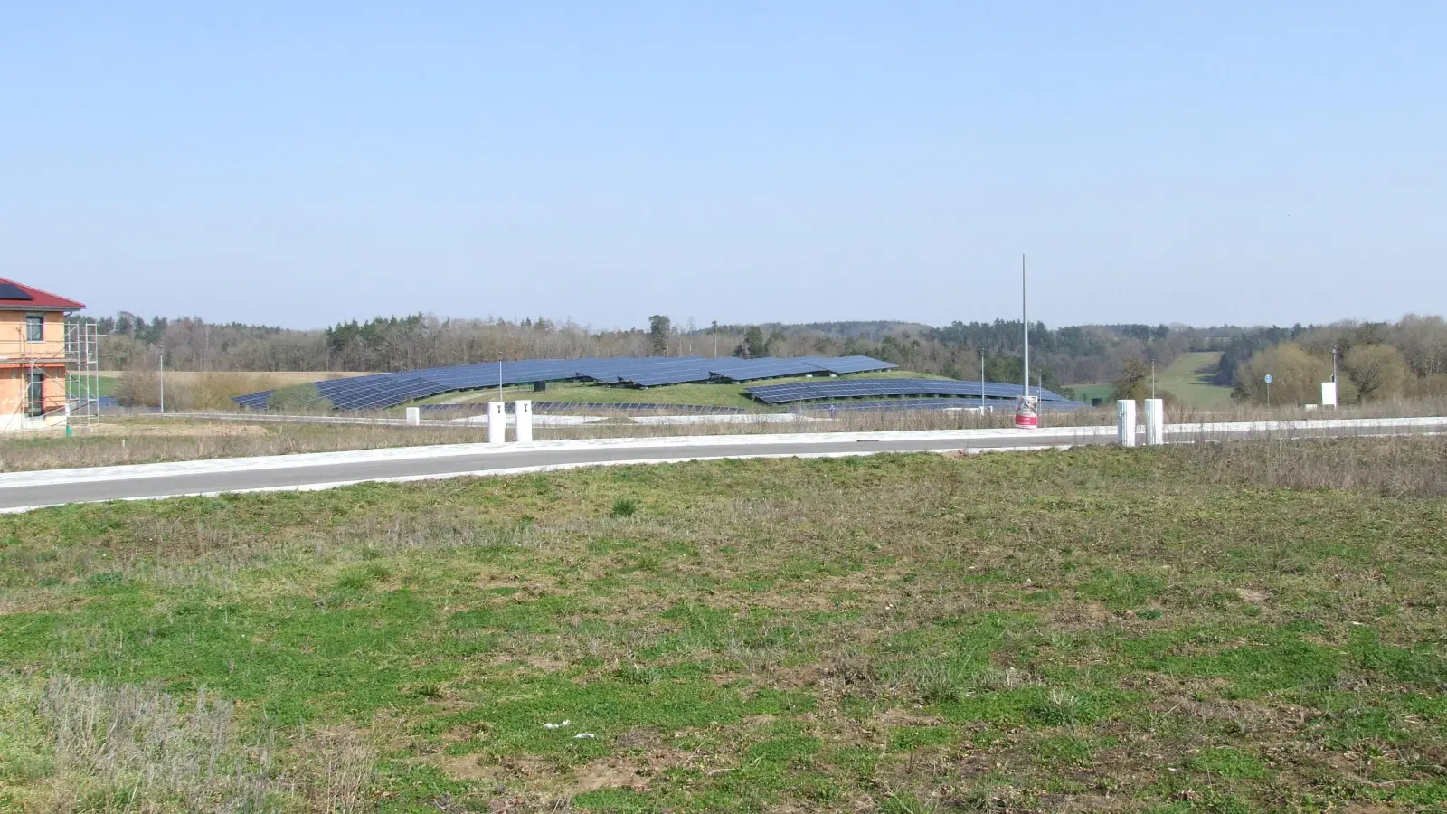 Durch die Umsetzung des Regenrückhaltebeckens in den südöstlichen Bereich des Areals ist es möglich, im nordöstlichen Bereich unweit der Photovoltaik-Freiflächenanlage mehr Platz für Wohnraum zu schaffen. (Foto: Jasmin Kiendl)