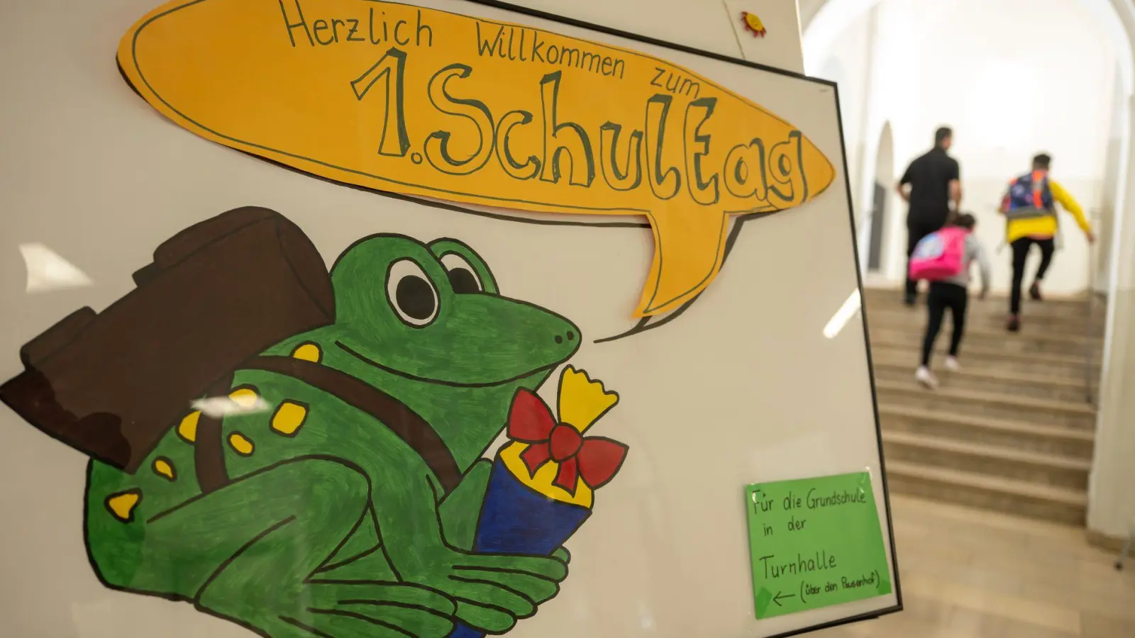 In welche Grundschule ein Kind kommt, entscheidet in Bayern der Wohnort. (Symbolbild) (Foto: Peter Kneffel/dpa)