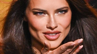 Adriana Lima läuft bei der Victoria&#39;s Secret Fashion Show im New Yorker Stadtteil Brooklyn über den Laufsteg. (Foto: Evan Agostini/Invision/AP/dpa)