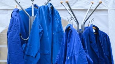 Mancher würde das vielleicht auch privat tragen, dennoch geht der Blaumann ganz klar als Berufskleidung durch. (Foto: Robert Michael/dpa/dpa-tmn)