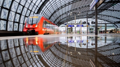 Fahren bald weniger Regionalzüge? (Archivbild) (Foto: Christoph Soeder/dpa/dpa-tmn)