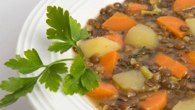 Klassiker auf dem Teller: Für Linsensuppe Linsen waschen, gern 8 bis 12 Stunden einweichen – dann sind sie beim Kochen oft nach 20 bis 30 Minuten weich. (Foto: Andrea Warnecke/dpa-tmn)